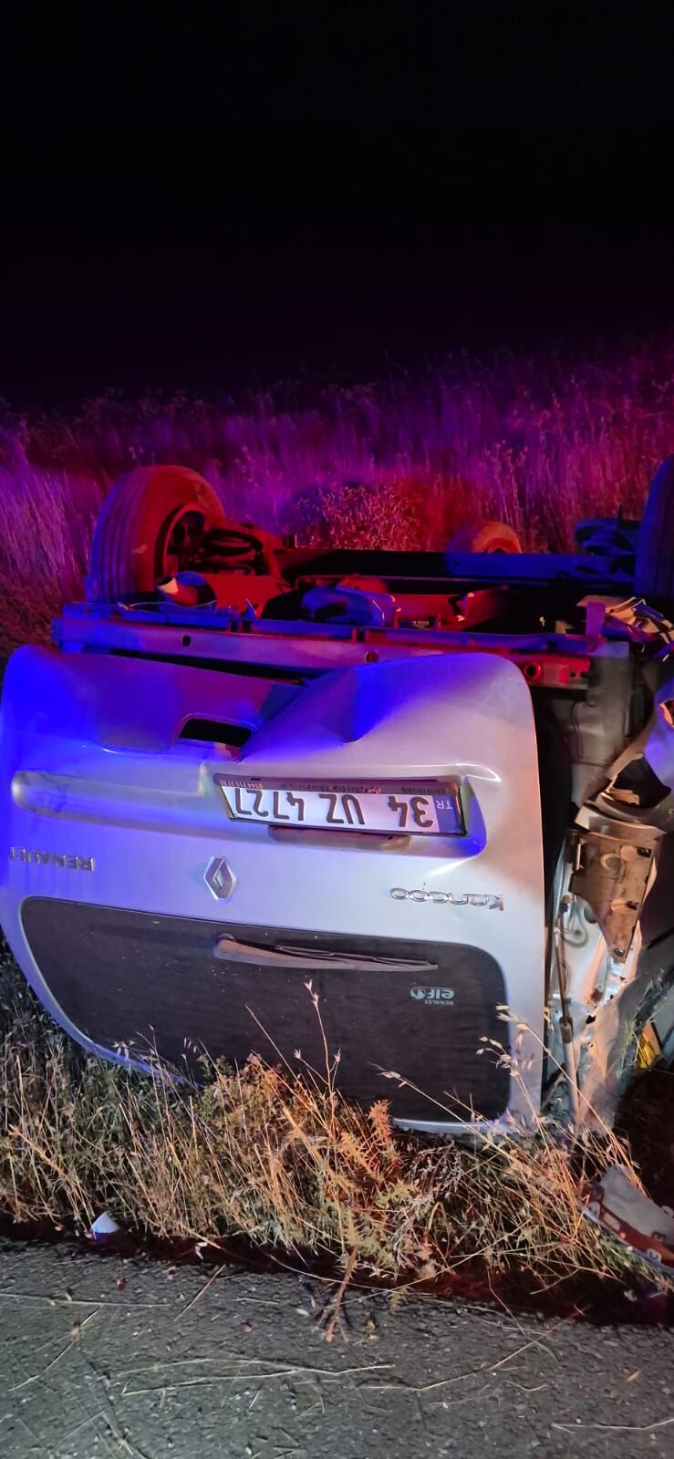 Hasankeyf Yolunda Trafik Kazası Araçta Sıkışan Vatandaş Kurtarıldı (3)