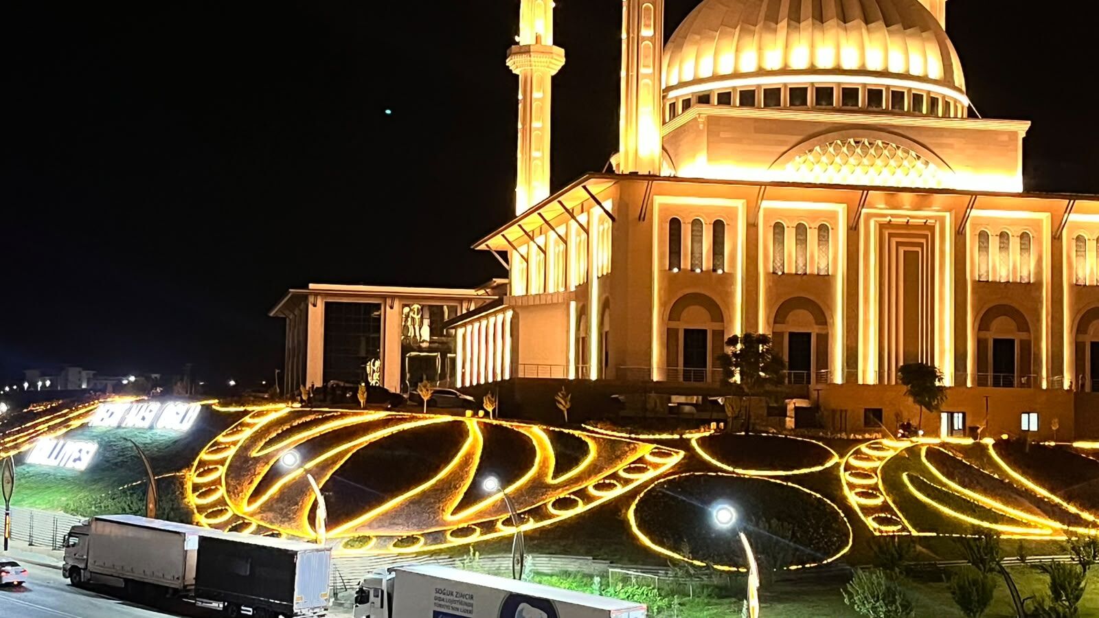 Necat Nasıroğlu Külliyesi’nde Peyzaj Ve Aydınlatma Çalışmaları Tamamlandı (3)