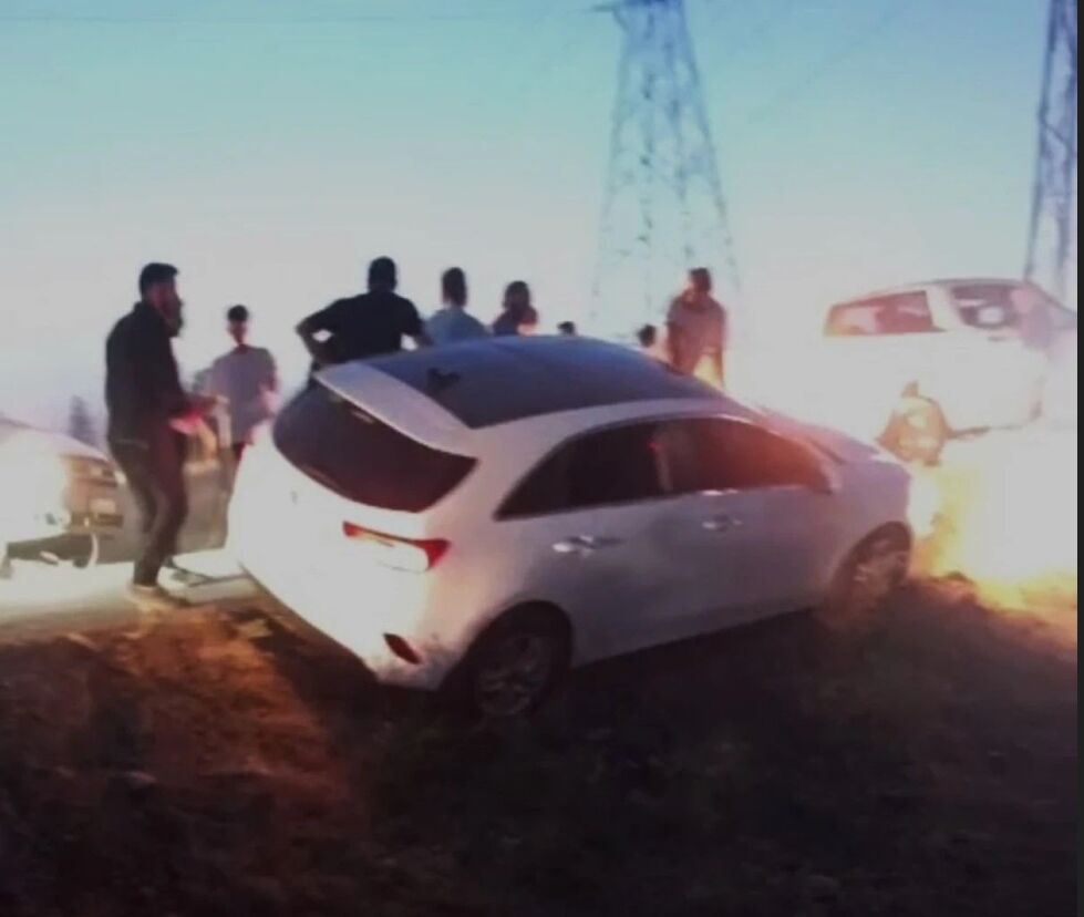 Otomobil Şarampole Yuvarlanmaktan Son Anda Kurtuldu