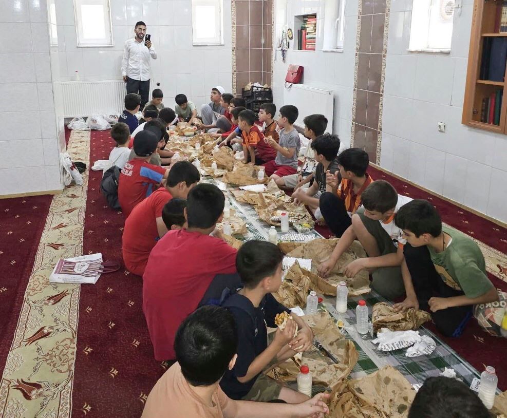 Sosyal Medyadaki̇ Paylaşim Lahmacun Zi̇yafeti̇ne Dönüştü (15555
