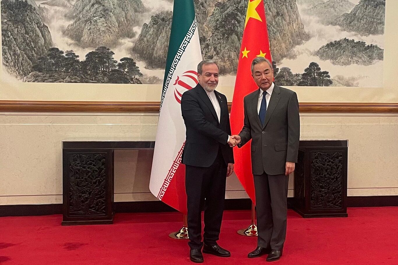 Abbas Arakçi ve Wang Yi Pekin'de bir araya geldi