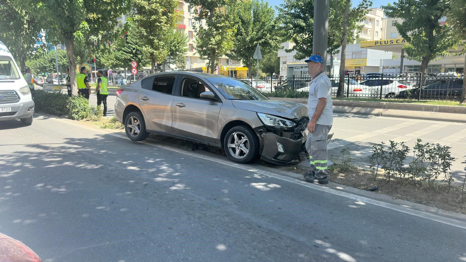 Batman’da Direksiyon Kontrolünü Kaybeden Araç Direğe Çarptı