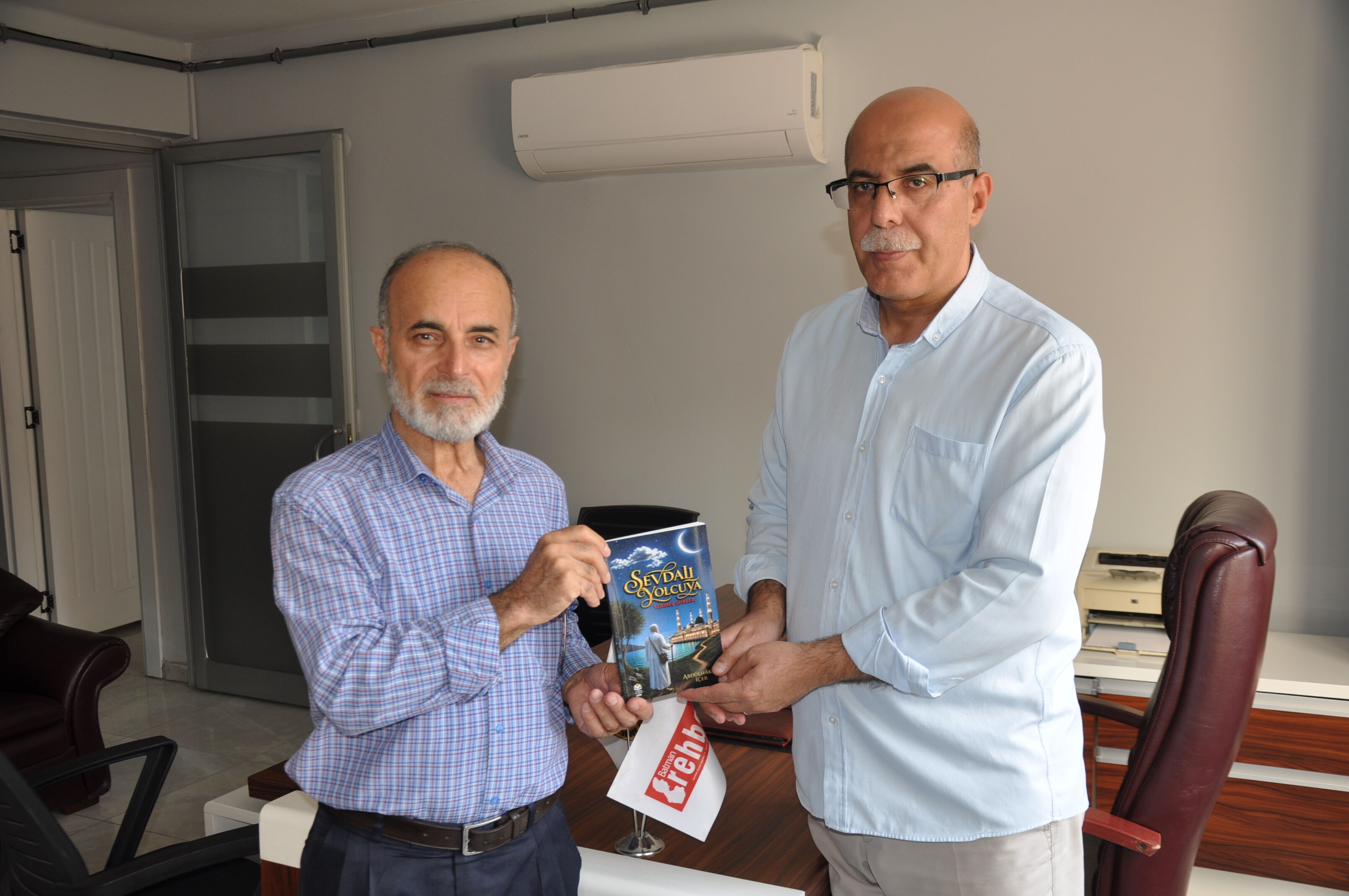 İçer, Gazetemize Şiir Kitabını Hediye Etti