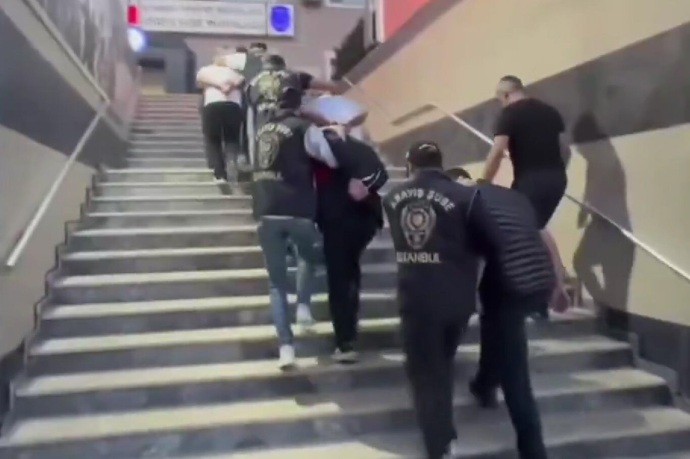 İstanbul Fatih'te iki grup arasındaki olayla ilgili 12 şüpheli yakalandı