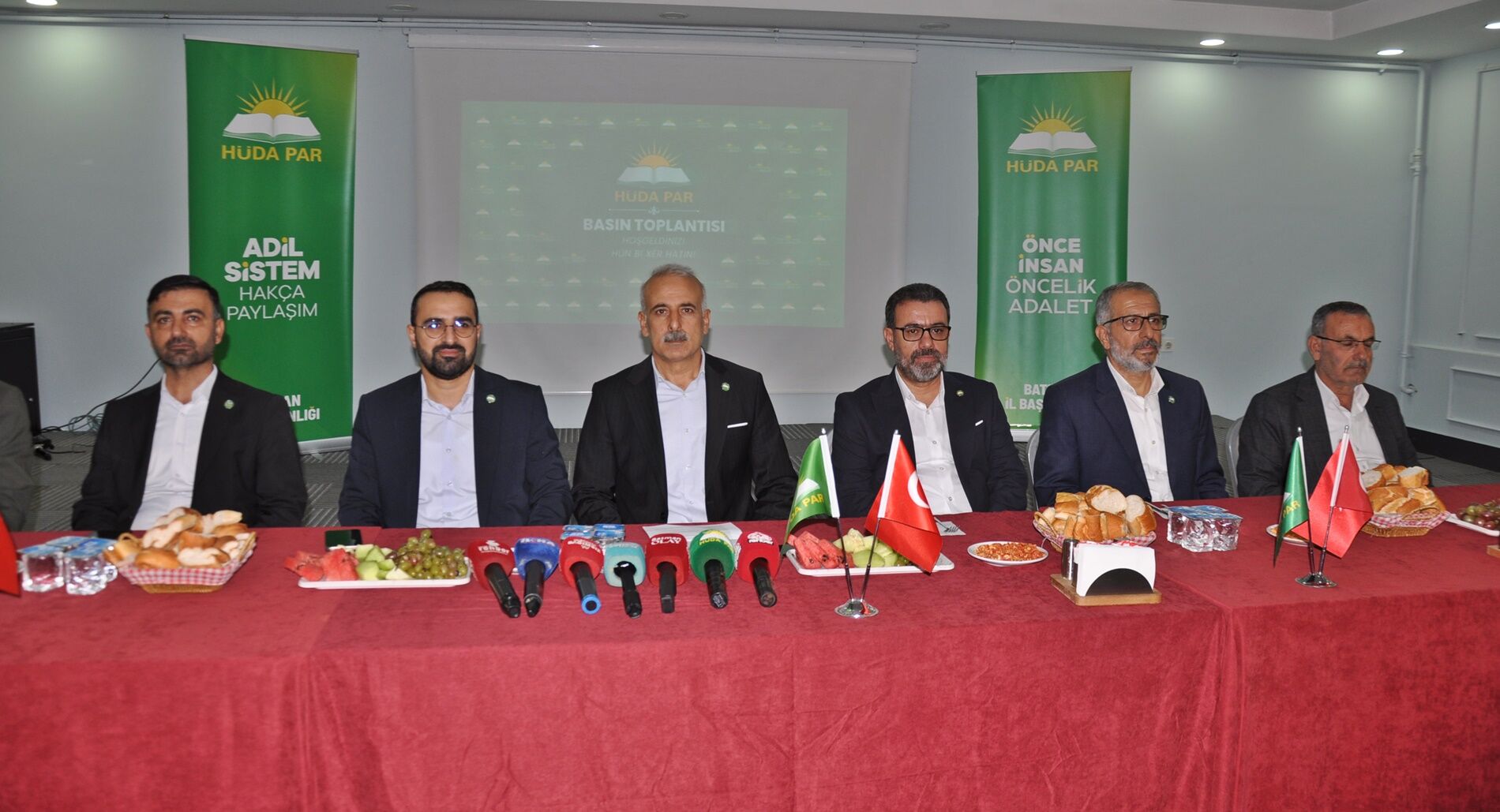 Koltuklarda Oturmayacağız, Halkımızın Arasında Olacağız 1