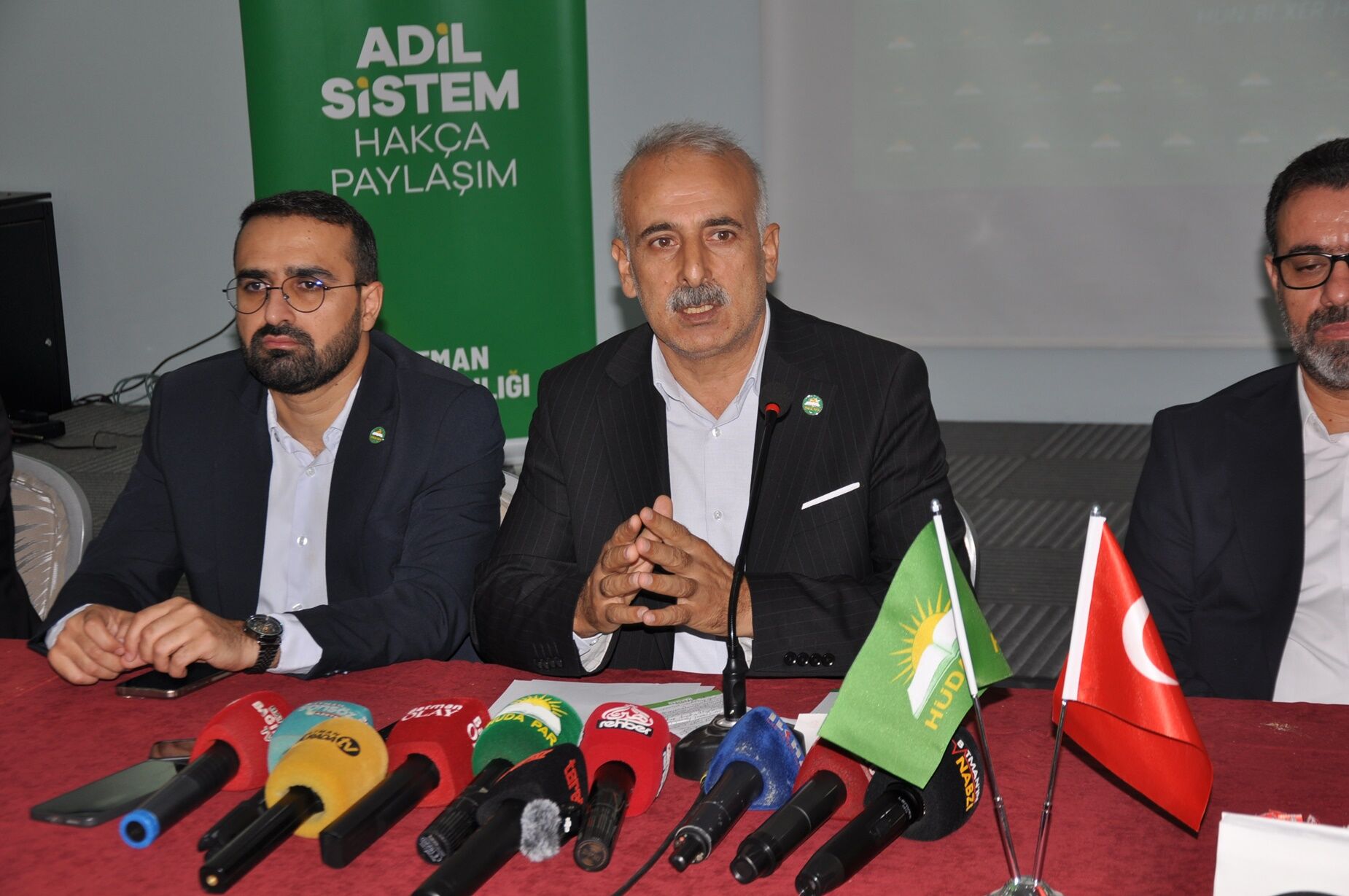 Koltuklarda Oturmayacağız, Halkımızın Arasında Olacağız 3