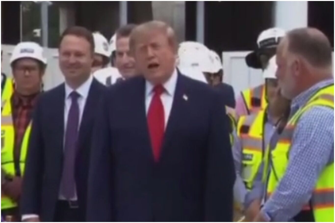 Trump'ın Beyaz Saray açıklamasında dikkat çeken görüntü