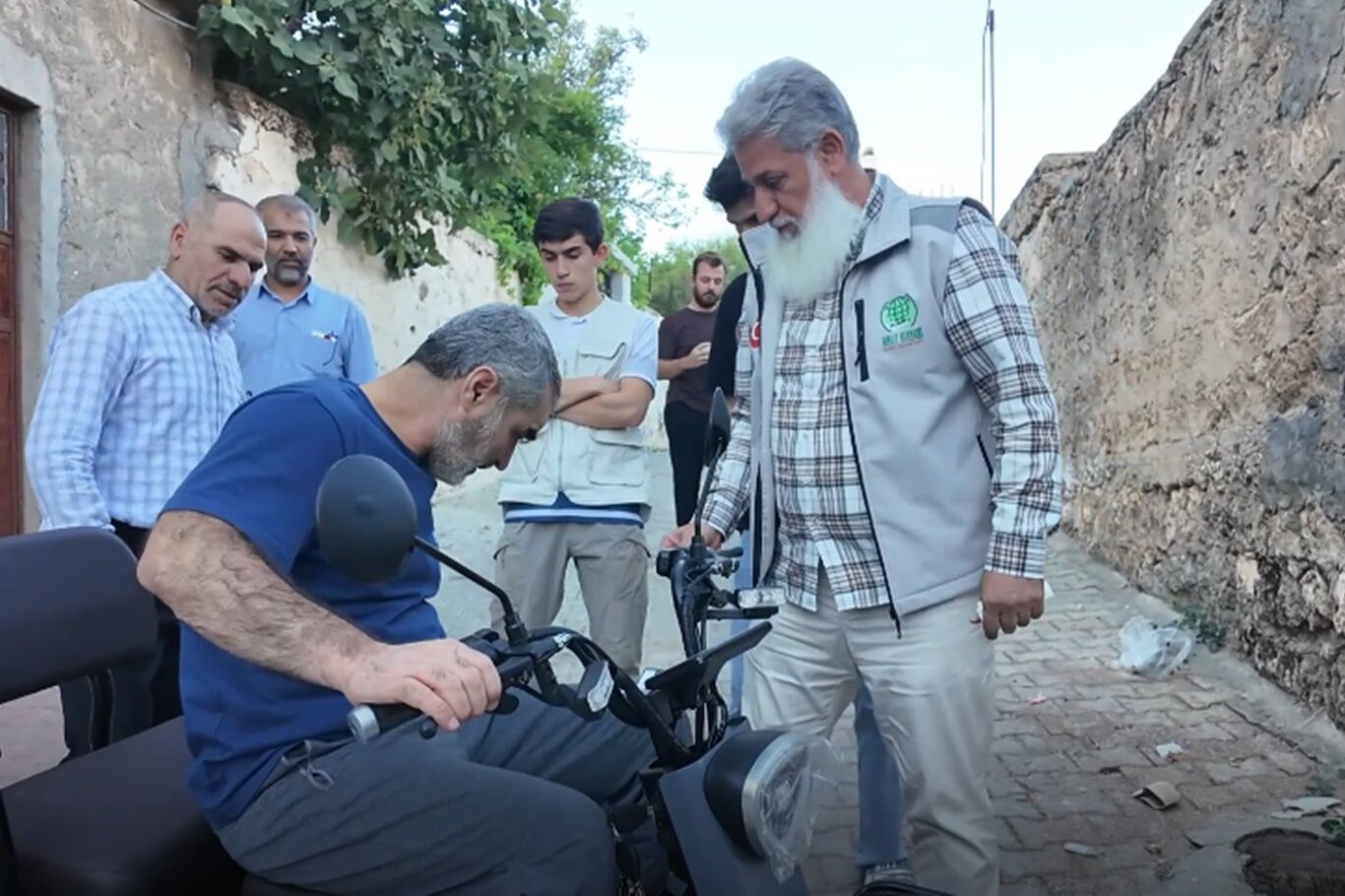 Umut Kervanından engelli vatandaşa akülü motosiklet desteği