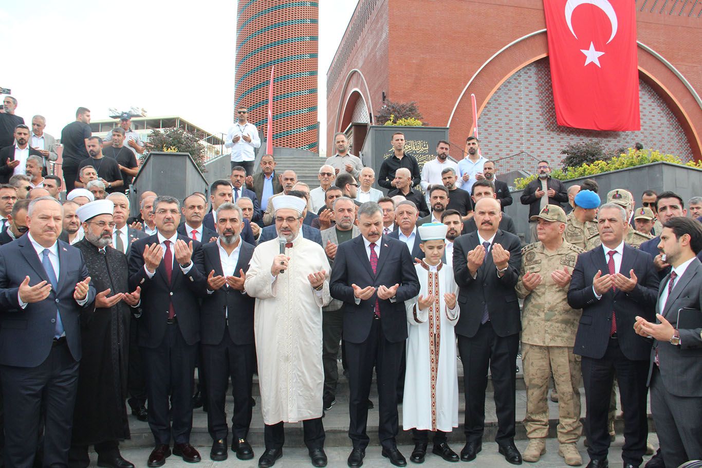 Batman Kardeşlik Camii Bakan Çiftçi'nin katılımıyla açıldı