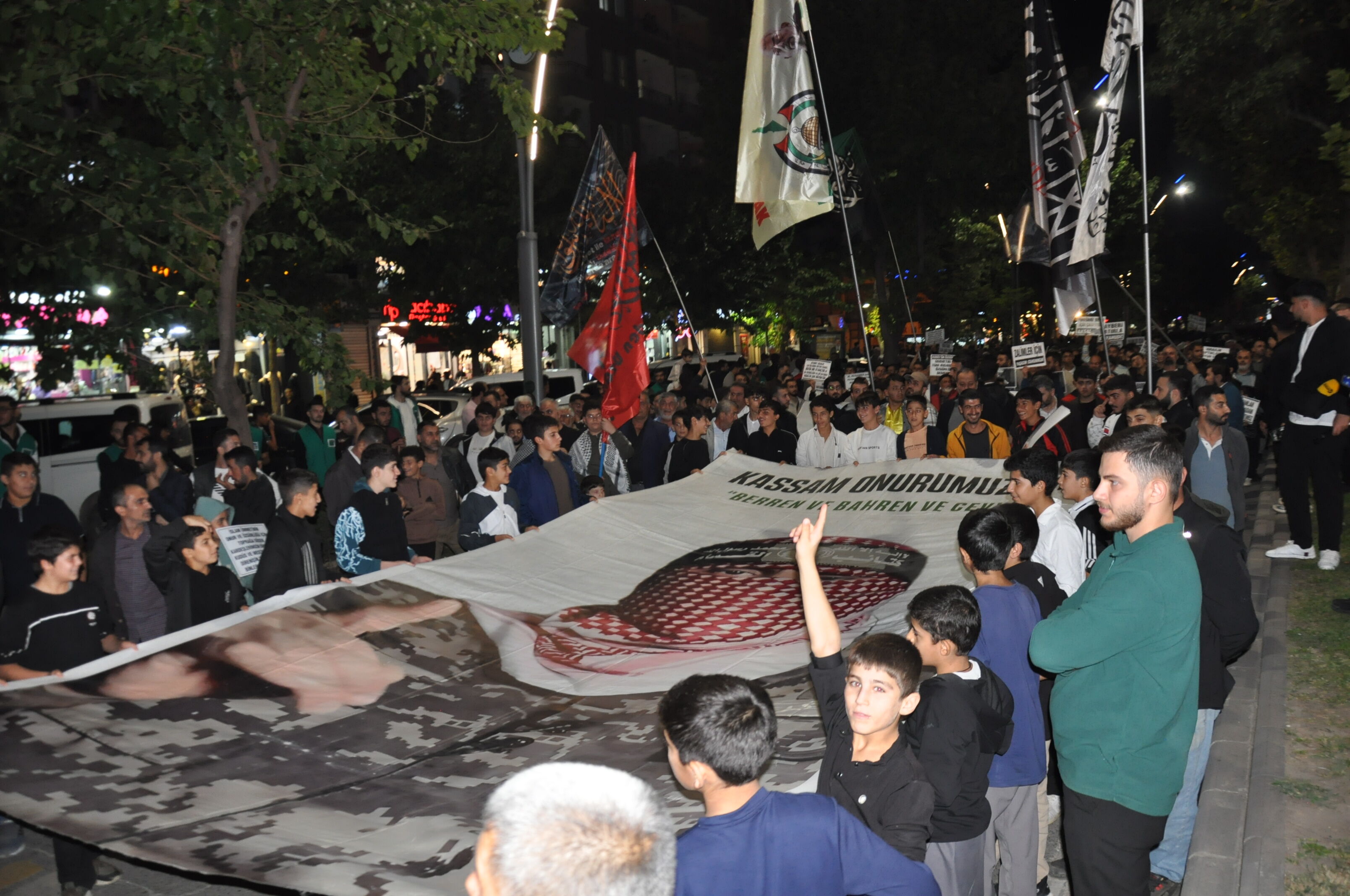 Batman’da Gazze İçi̇n On Bi̇nlerce Ki̇şi̇ Yürüdü (1)