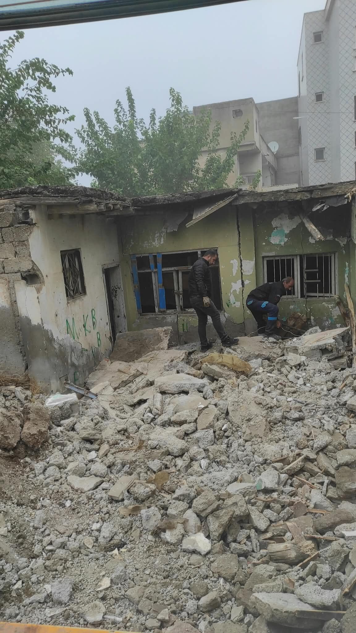 Batman’da Güvenliği Tehdit Eden Metruk Binalar Yıkılıyor (2)