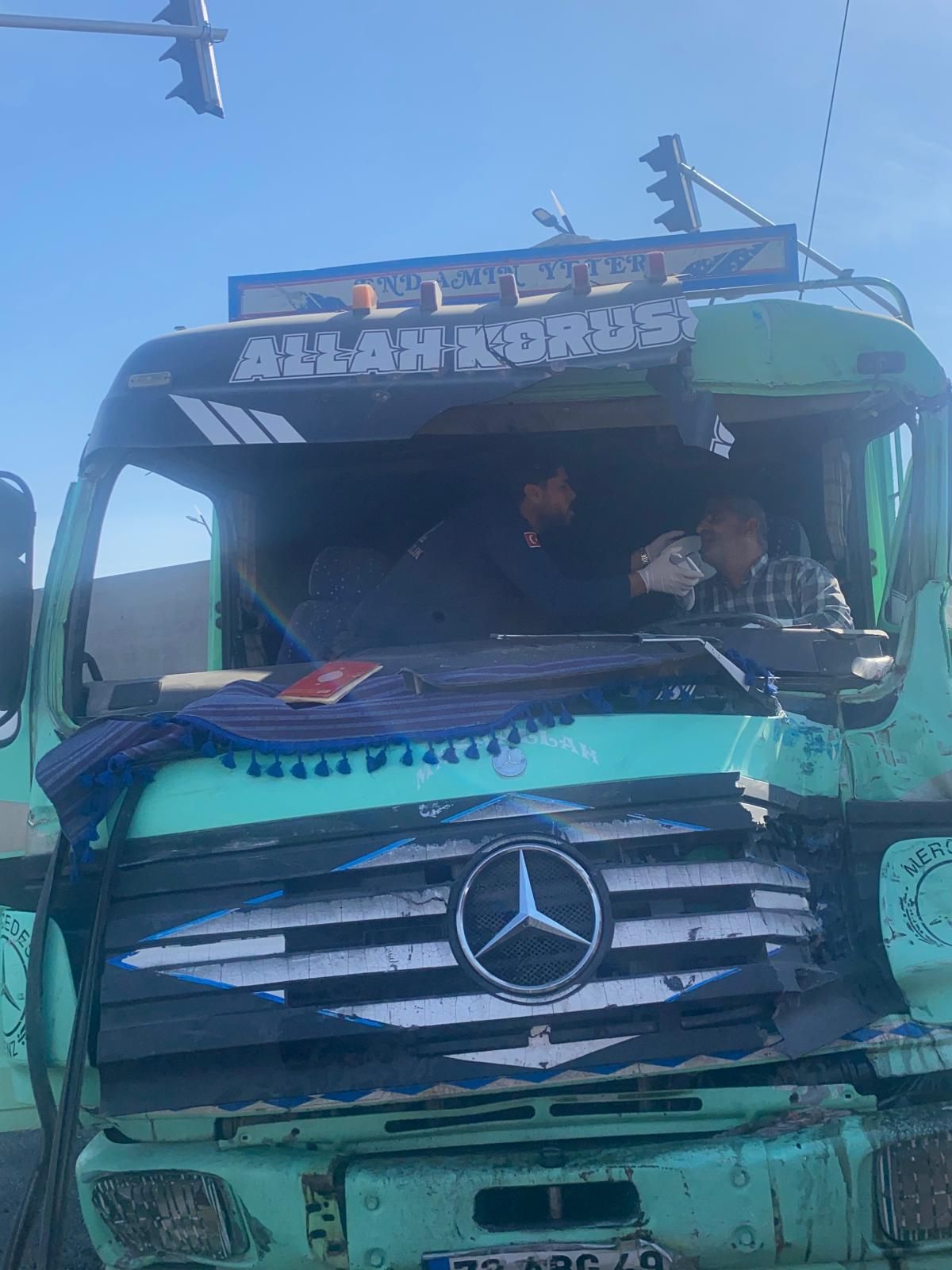 Batman’da Otogar Kavşağı’nda Kaza! Araçta Sıkışan Yaralı İtfaiye Tarafından Kurtarıldı (2)