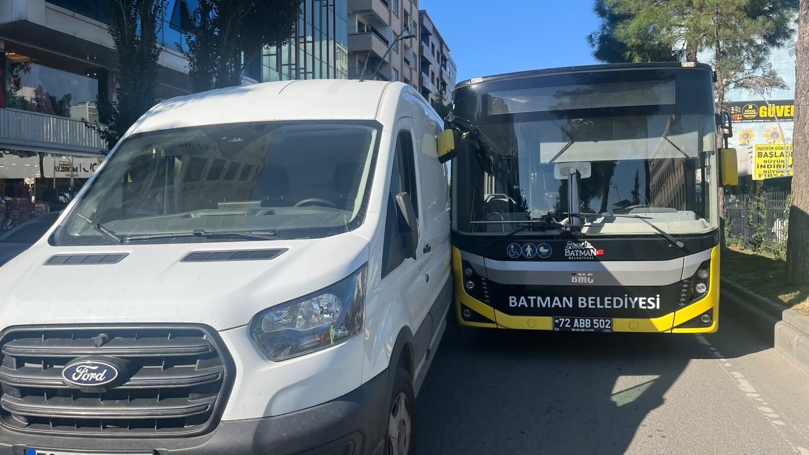 Batman’da Transit Ile Belediye Otobüsü Çarpıştı Trafik Aksadı (1)