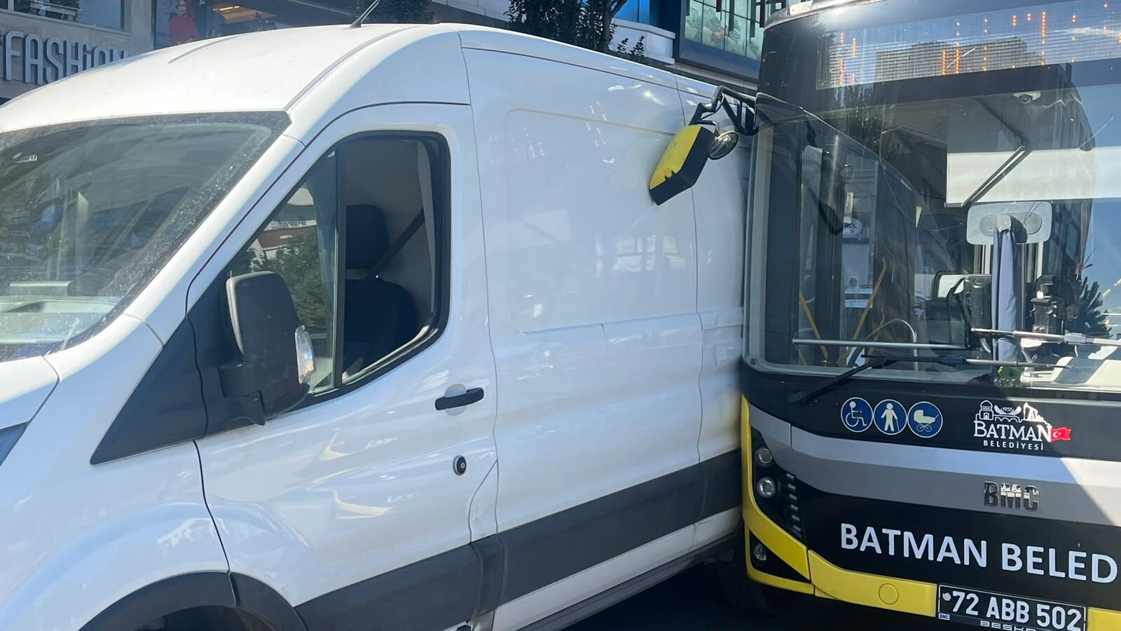 Batman’da Transit Ile Belediye Otobüsü Çarpıştı Trafik Aksadı (2)