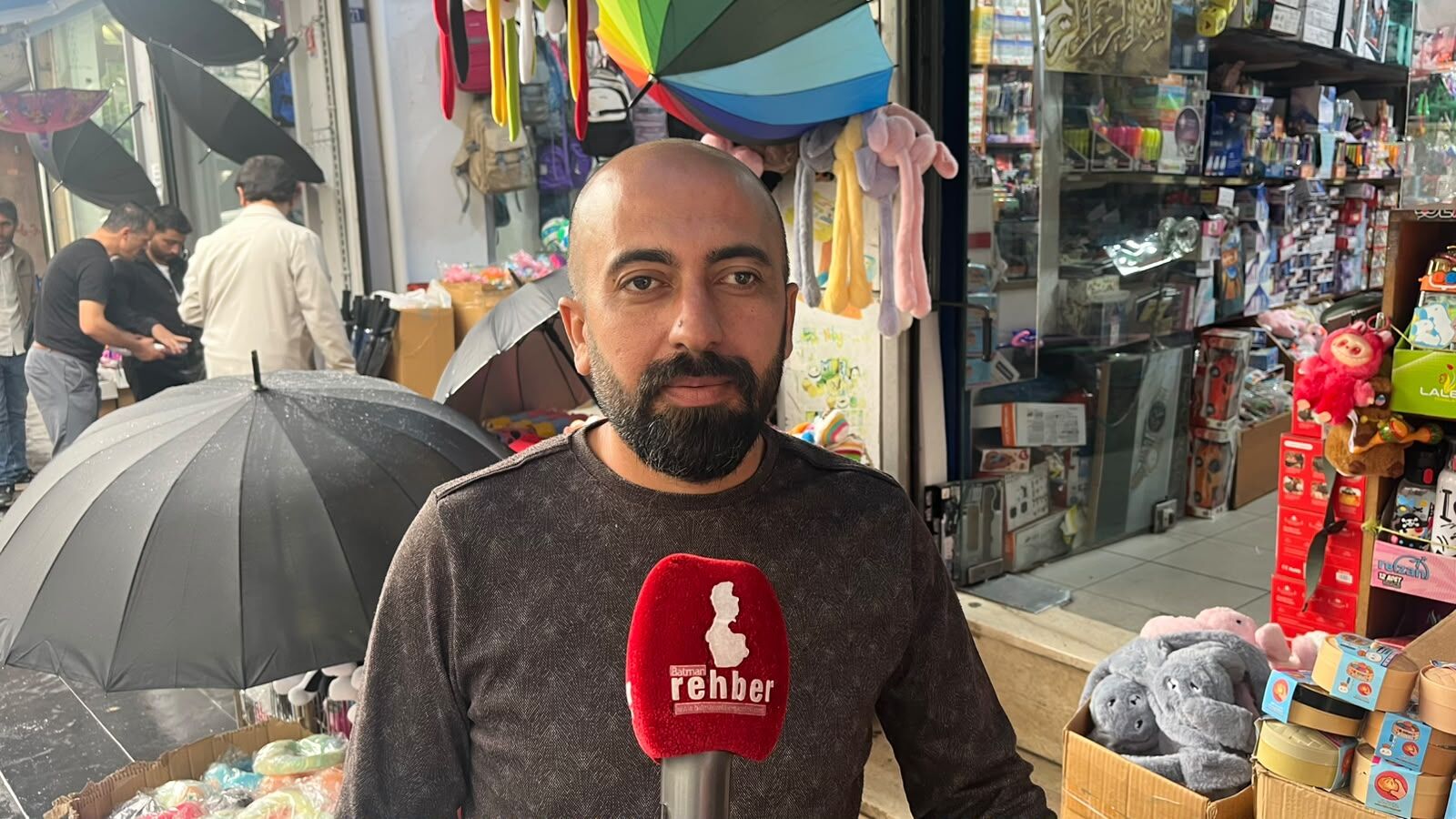 Batman’da Yağan Yağmur Esnafın Yüzünü Güldürdü Şemsiyelere Yoğun İlgi (1)-1