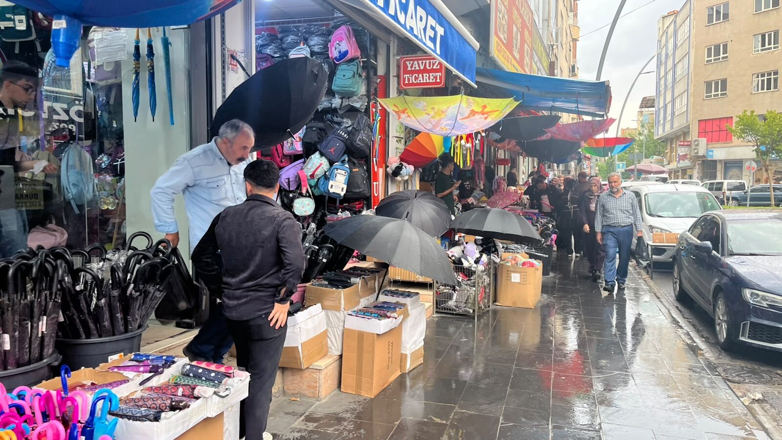 Batman’da Yağan Yağmur Esnafın Yüzünü Güldürdü Şemsiyelere Yoğun İlgi (2)