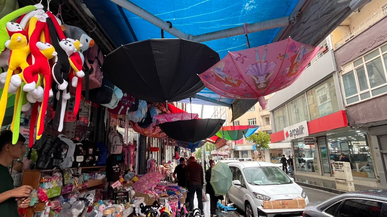 Batman’da Yağan Yağmur Esnafın Yüzünü Güldürdü Şemsiyelere Yoğun İlgi (4)