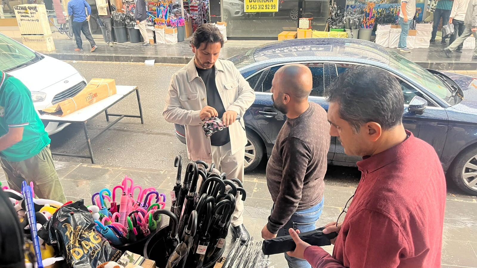 Batman’da Yağan Yağmur Esnafın Yüzünü Güldürdü Şemsiyelere Yoğun İlgi (5)