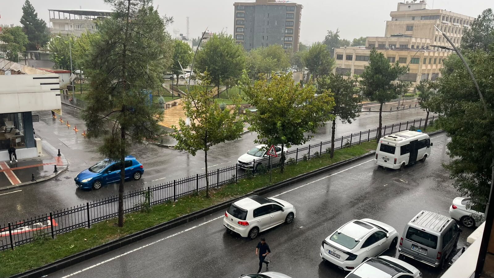 Batman’da Yağmur Serinliği Beraberinde Getirdi (4)