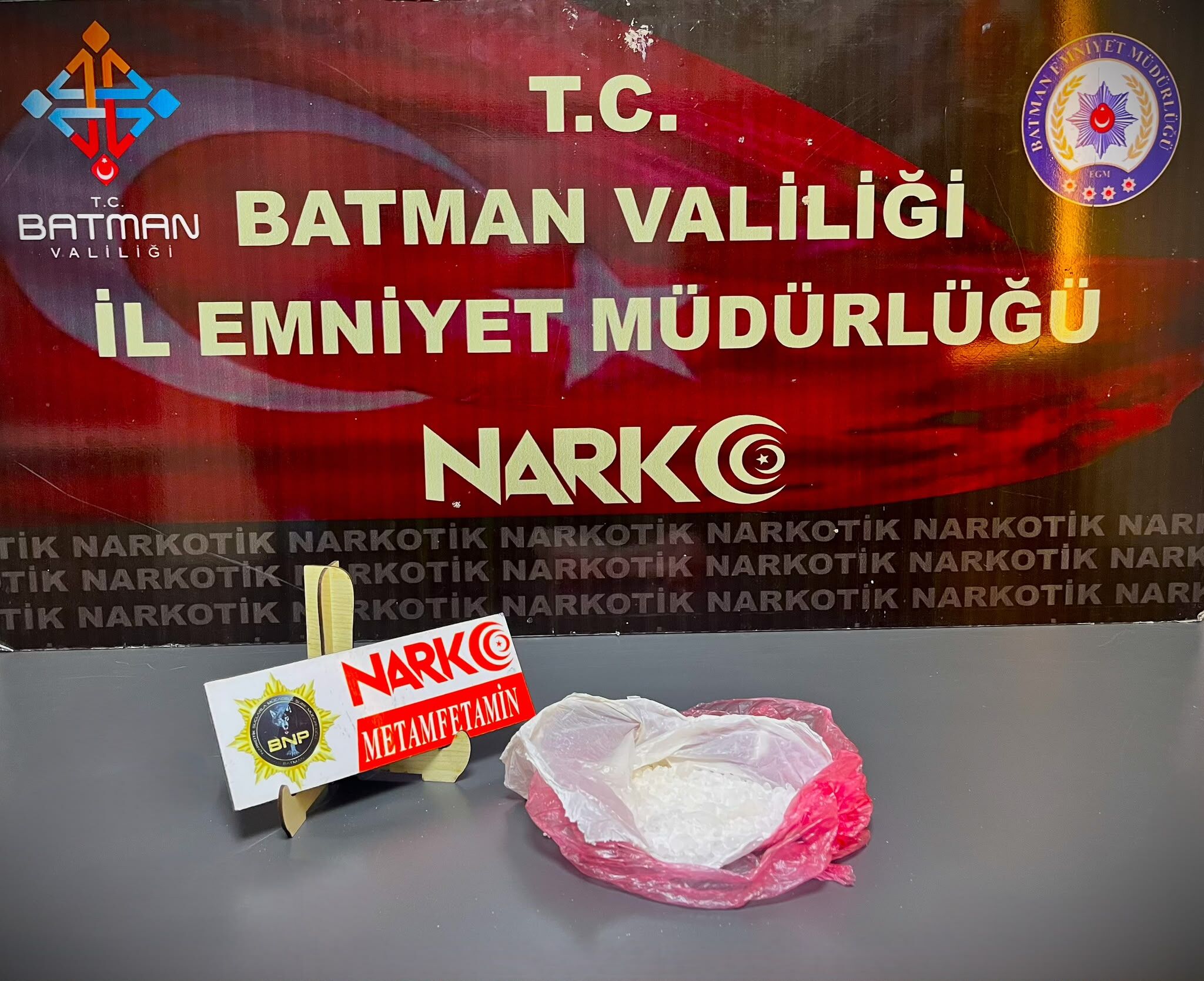 Batman'da Zehir Tacirlerine Büyük Darbe 22,5 Kilo Skunk Ve Metamfetamin Ele Geçirildi, 7 Şüpheli Tutuklandı (2)