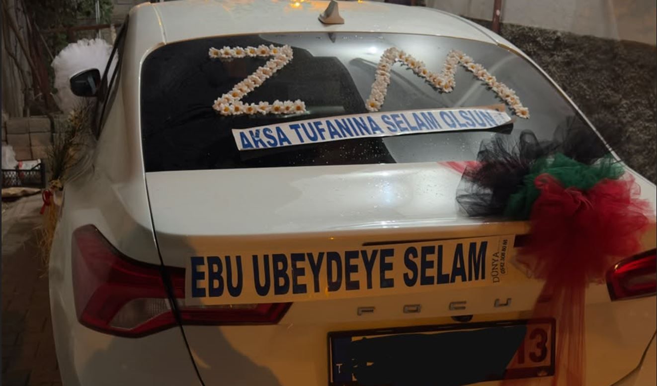 Gelin arabasının arkasına anlamlı yazı: "Aksa Tufanı’na ve Ebu Ubeyde’ye Selam"