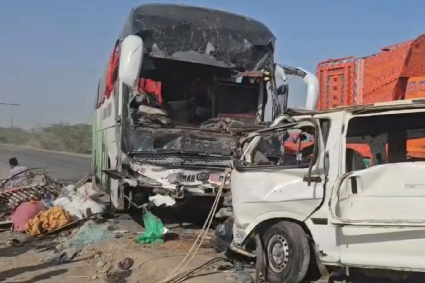 Pakistan'da minibüs ile otobüs çarpıştı: 12 ölü, 22 yaralı