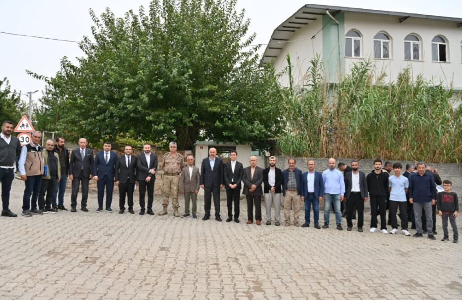 Vali Canalp, Beşiri’nin Kütüklü Köyünde Vatandaşlarla Bir Araya Geldi1 (2)