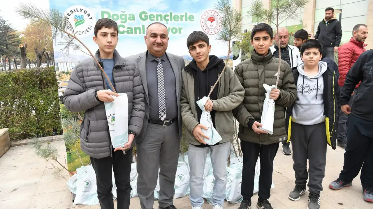 Yeşilyurt Belediyesi bin adet çam fidanı dağıttı