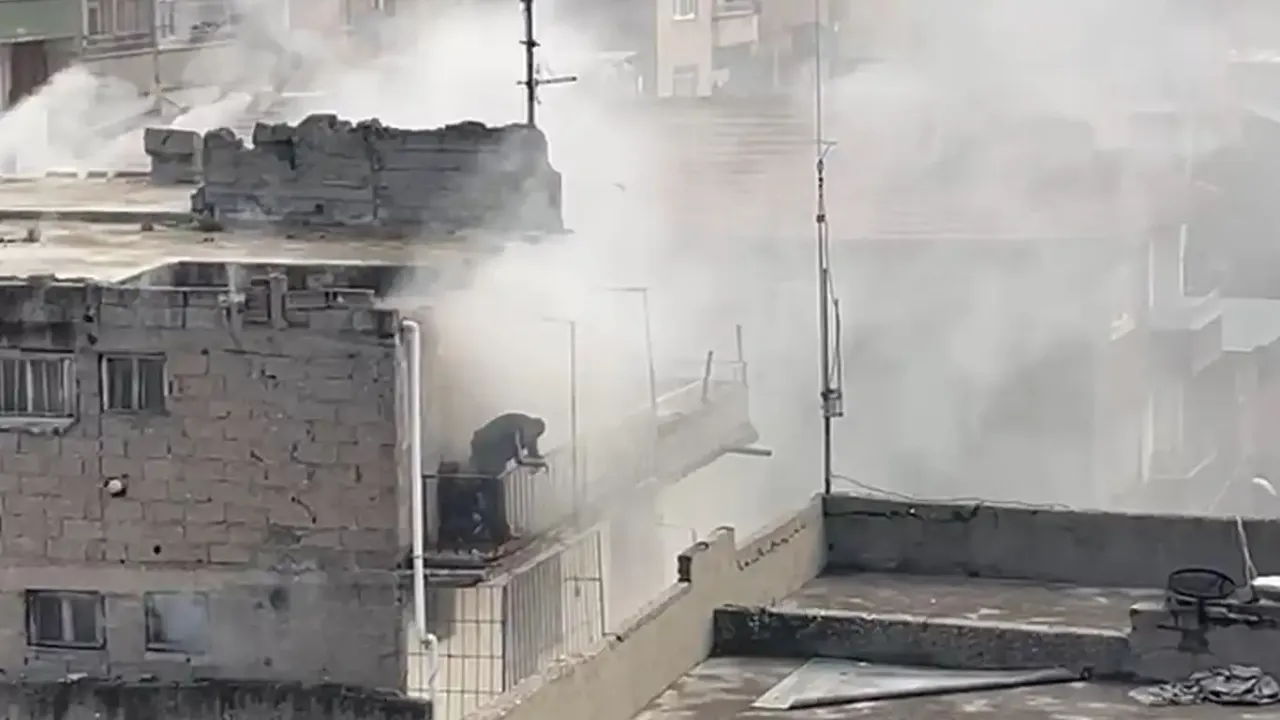 Yangının çıktığı evde mahsur kalan çocuk yoğun çalışmalar sonucu kurtarıldı