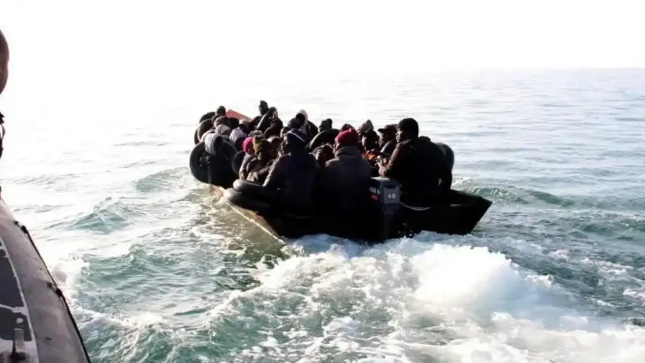 Tunus açıklarında içinde 44 kişinin bulunduğu bir tekne battı