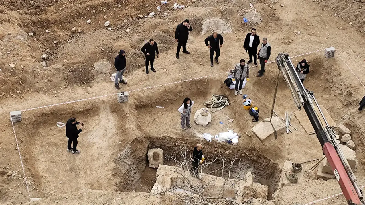 İnşaatın temel kazısında bulunan tarihi kalıntılar taşındı