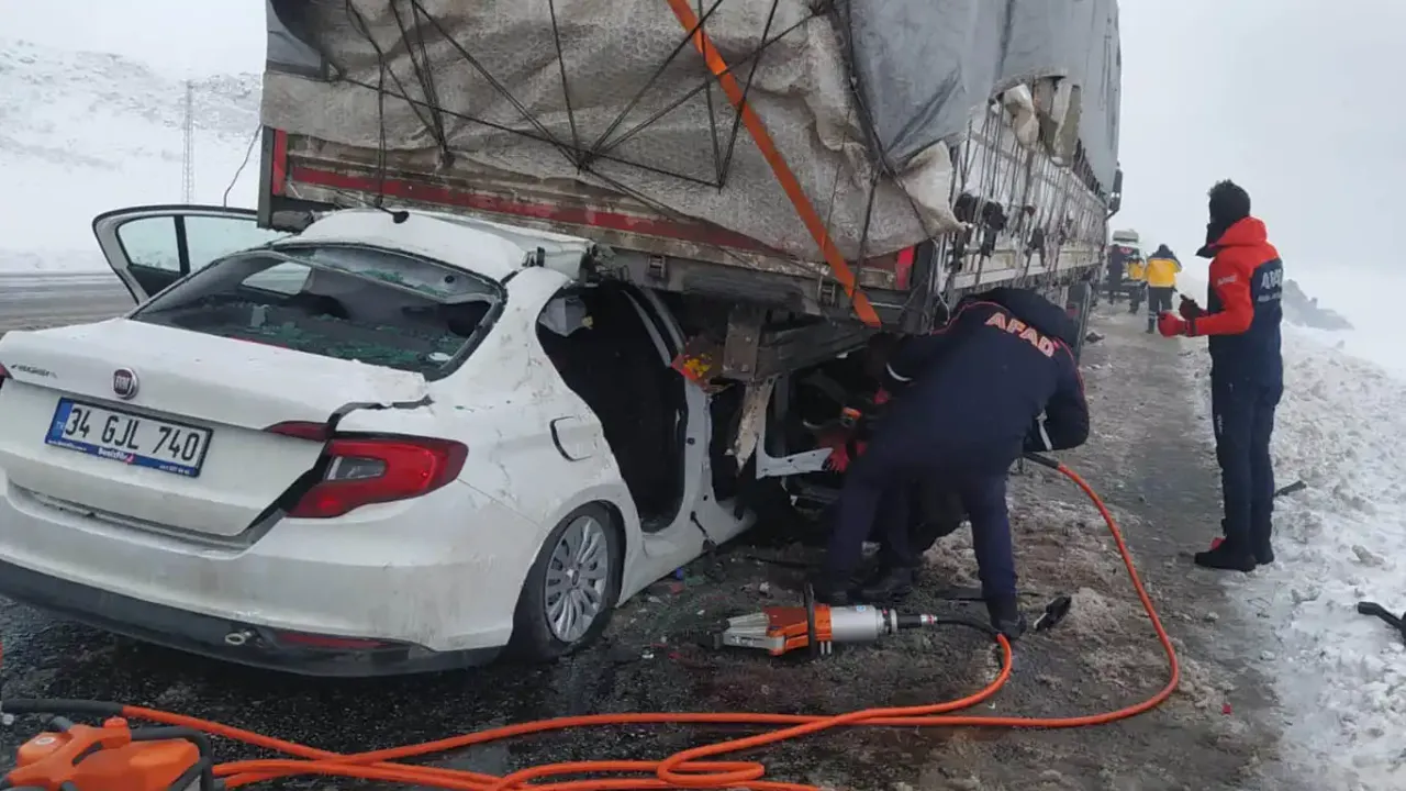 Bitlis'te kaza: 2 ölü 1 yaralı