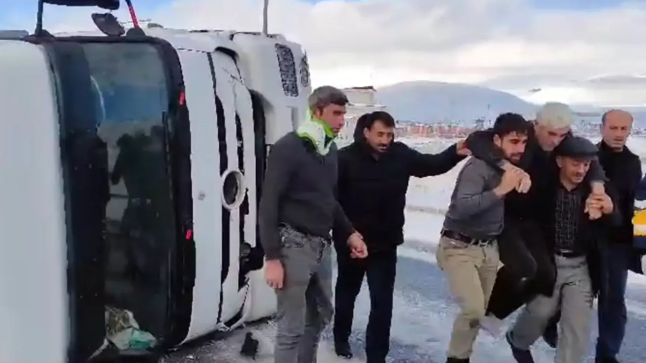 Bitlis'te yem yüklü tır devrildi: Biri asker 3 yaralı