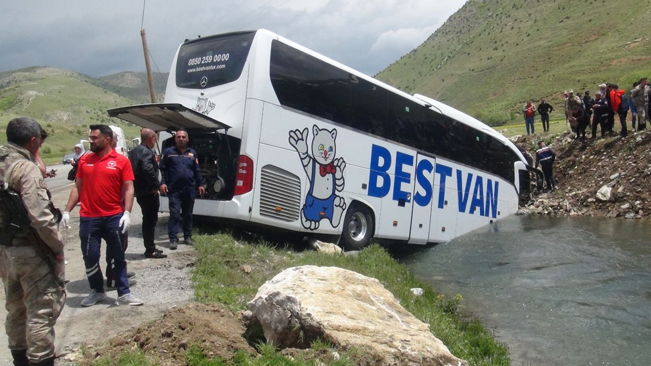 Bitlis'te yolcu otobüsü dereye uçtu: 7 yaralı