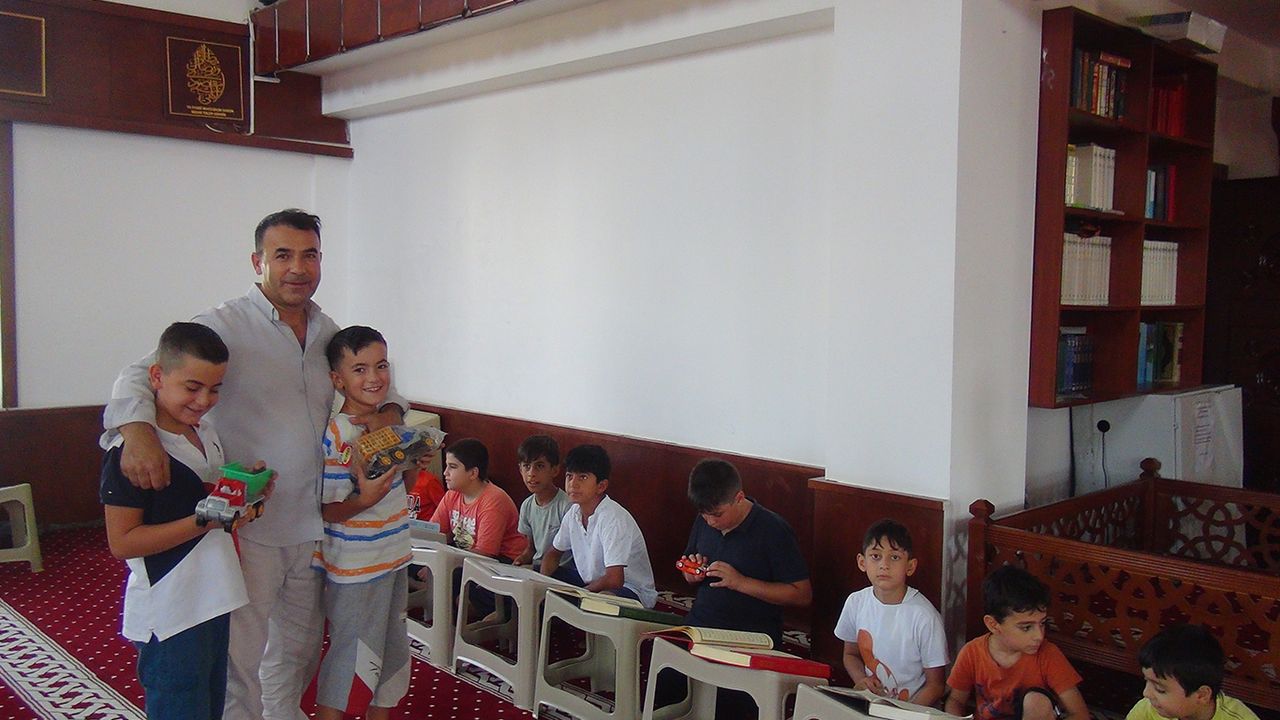 Kur'an-ı Kerim okumayı  öğrenen çocuklara hediyeler verildi