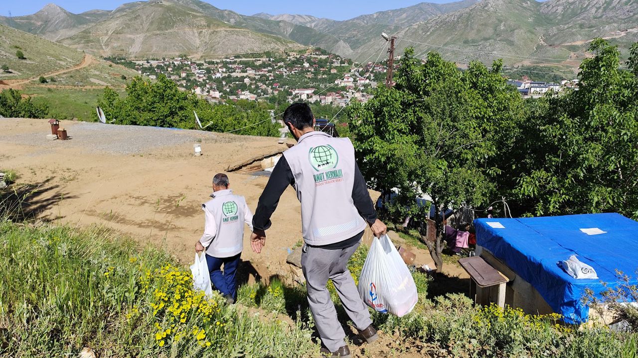 Umut Kervanı’ndan Bitlis'te bayram öncesi onlarca aileye gıda yardımı