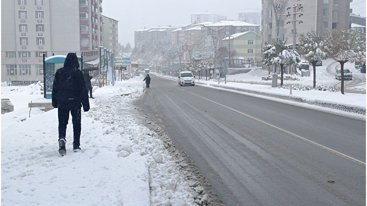 Bitlis’te yoğun kar yağışı ve fırtına: 180 köy yolu ulaşıma kapandı