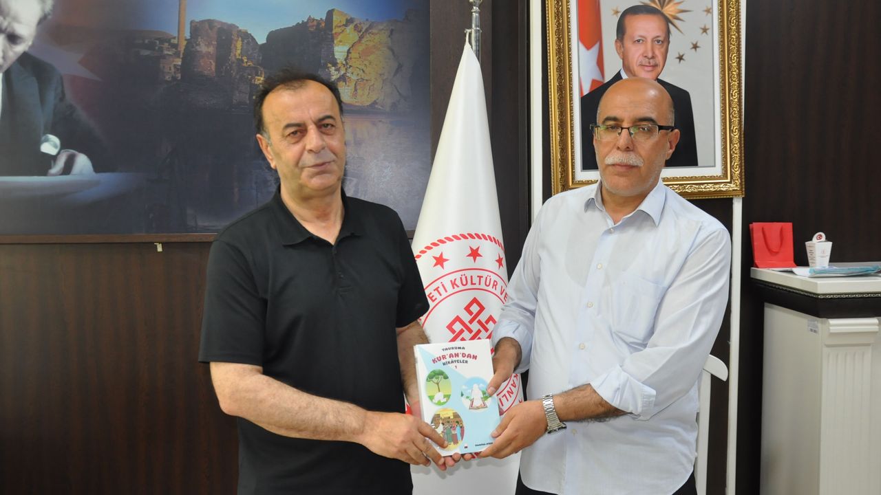 Editörümüzden Kültür Müdürü Aslanlı’ya Anlamlı Kitap Hediyes