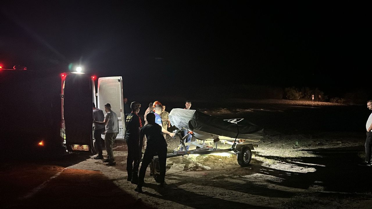 Garzan Çayı'nda Suda Mahsur Kalan İki Genc Kurtarıldı!