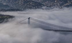 Sis İstanbul Boğazı'nda gemi trafiğini durdurdu