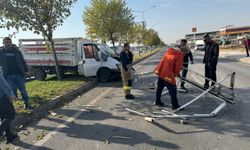 Kontrolden çıkan kamyonet elektrik direğine çarptı