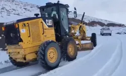 Şırnak'ta yağan kar köy yolunu ulaşıma kapattı