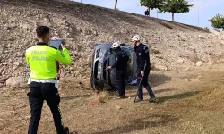 Şanlıurfa’da araç şarampole devrildi: 3 yaralı