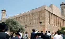 İşgalci siyonistler İbrahim El-Halil Camii’ne baskın düzenledi