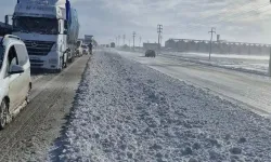 Konya-Afyon yolunda şiddetli kar yağışı