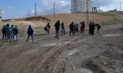 Mahalle sakinlerinden belediyeye çağrı: Yolumuz bir an önce yapılsın