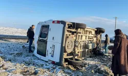 Diyarbakır'da öğretmen servisi kaza yaptı: 13 yaralı