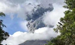 Filipinler'deki yanardağ patladı