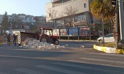 Mardin’de traktör devrildi, yükü yola savruldu