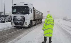 Kop Dağı Geçidi'nde kar ve tipi ulaşımda aksamalara neden oldu